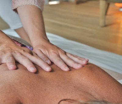 Massage du dos par un praticien