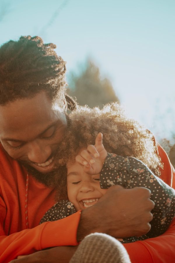 un homme tient un enfant dans les bras un relation de paternité
