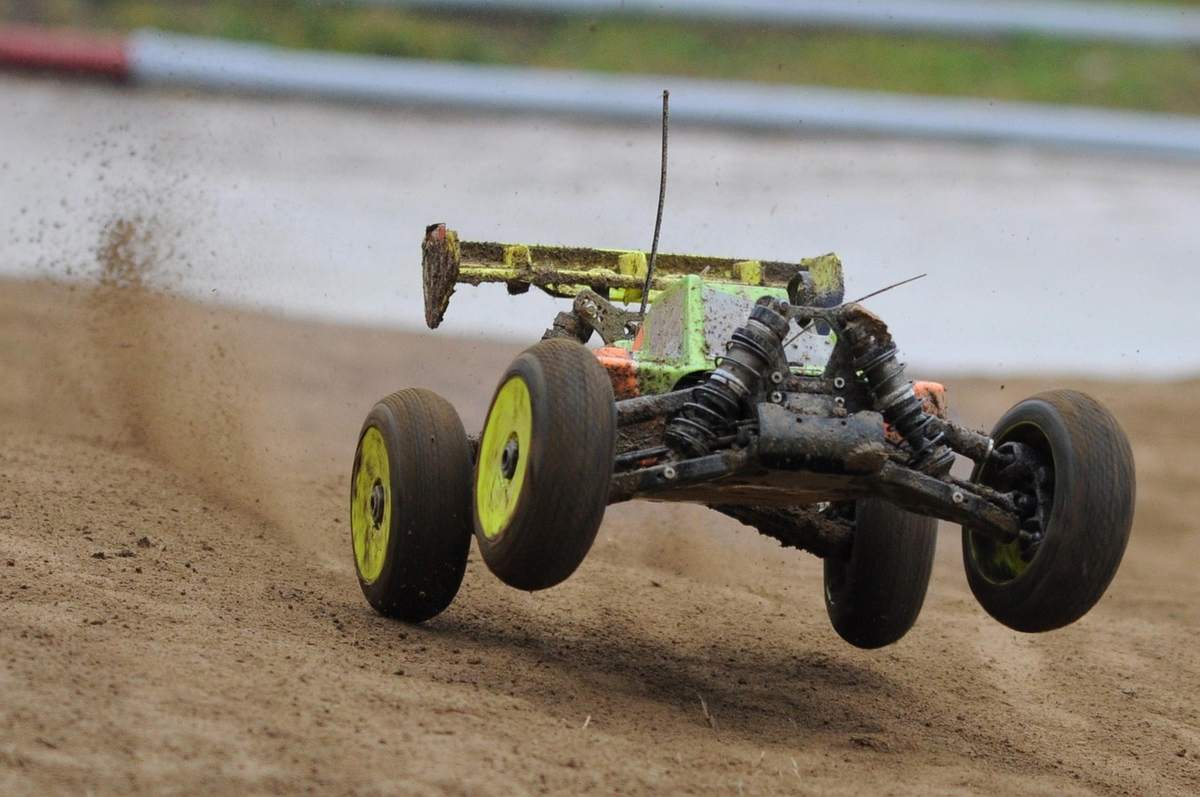 Voiture télécommande sur piste de terre en l'air poussière s'élève