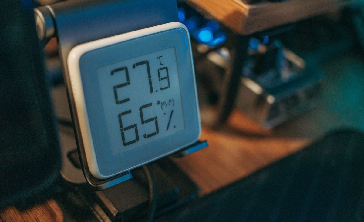 Thermostat numérique montrant température et humidité dans une pièce