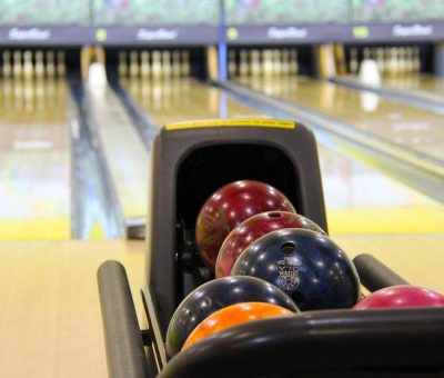 plusieurs boules colorées dans le distributeur de bowling
