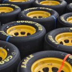 Pneus Goodyear Eagle sur roues jaunes, empilés