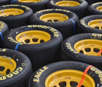 Pneus Goodyear Eagle sur roues jaunes, empilés