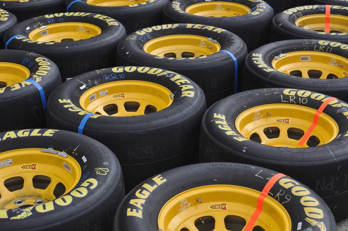 Pneus Goodyear Eagle sur roues jaunes, empilés