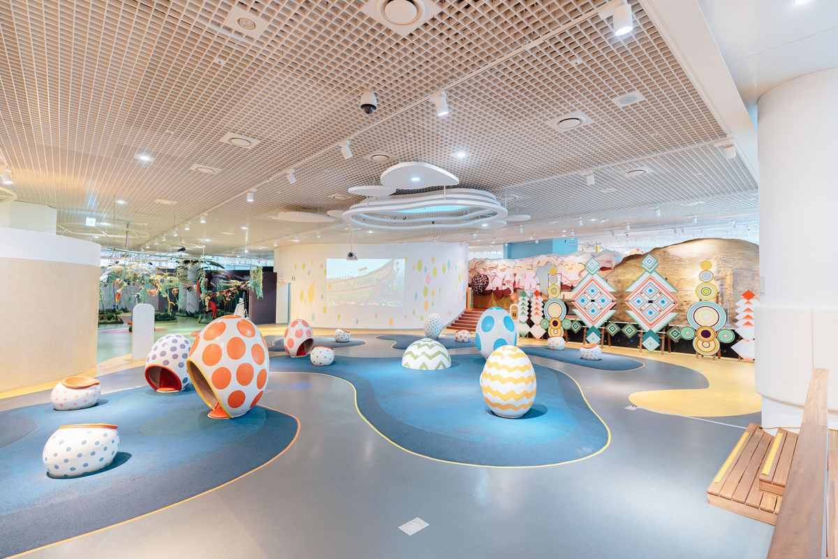 Enfants devant une animation ludique dans un musée
