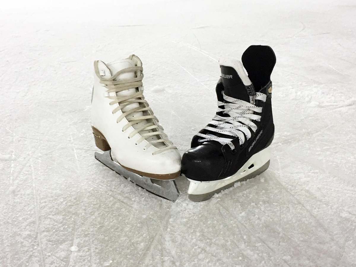 Une paire de patins à glace posée sur la glace d'une patinoire Une paire de patins à glace posée sur la glace d'une patinoire