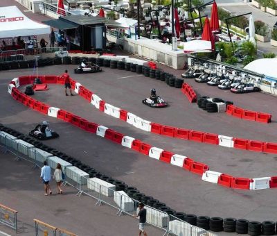 Des karting en plein air avec des pilotes et des spectateurs