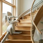 Monte-escalier moderne sur un escalier tournant, maison lumineuse