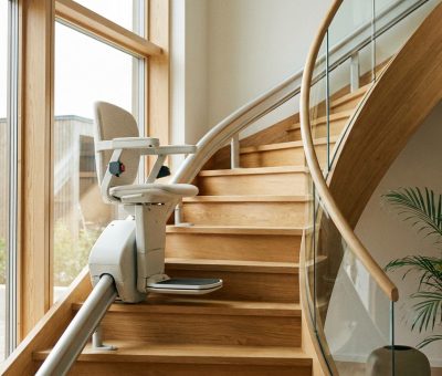 Monte-escalier moderne sur un escalier tournant, maison lumineuse