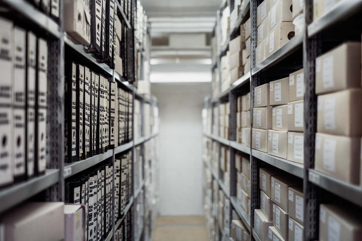 Un rayonnage de bibliothèque où sont rangés des ouvrages patrimoniaux Un rayonnage de bibliothèque où sont rangés des ouvrages patrimoniaux