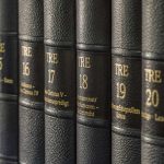 Livre noir relié, dos orné de TRE et chiffres romains