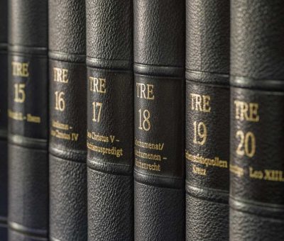 Livre noir relié, dos orné de TRE et chiffres romains