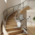 Monte-escalier moderne sur un escalier tournant, maison lumineuse