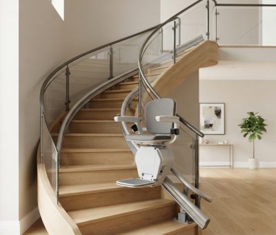 Monte-escalier moderne sur un escalier tournant, maison lumineuse