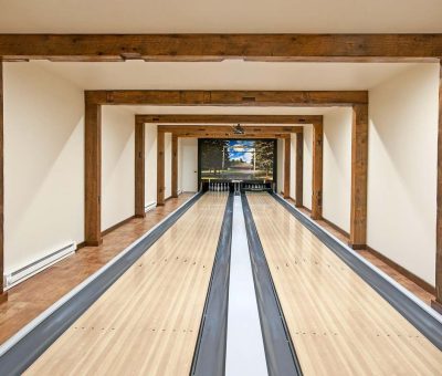 Allée intérieure de bowling avec pistes en bois et poutres apparentes