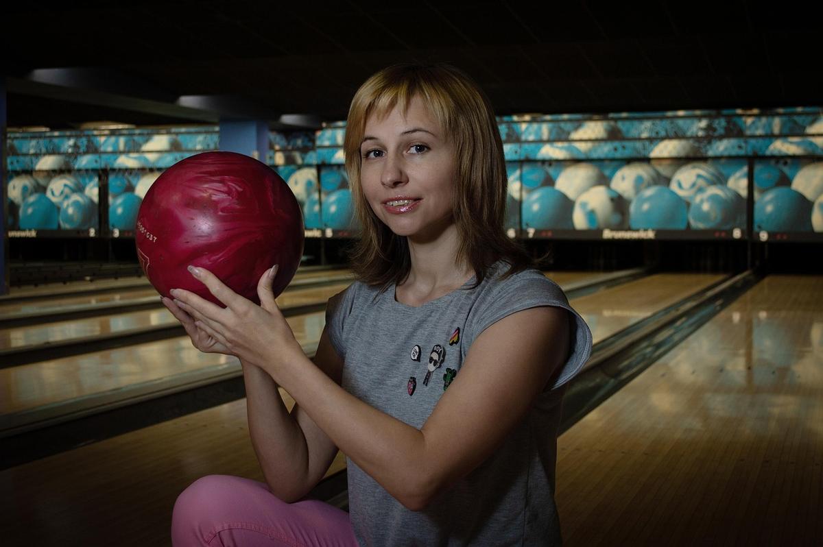Un joueur de bowling au moment de son approche sur la piste